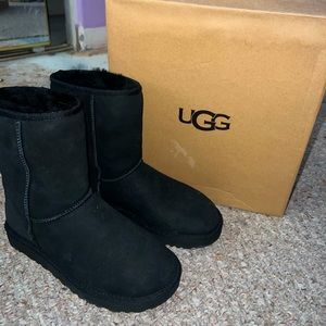 Black classic short uggs